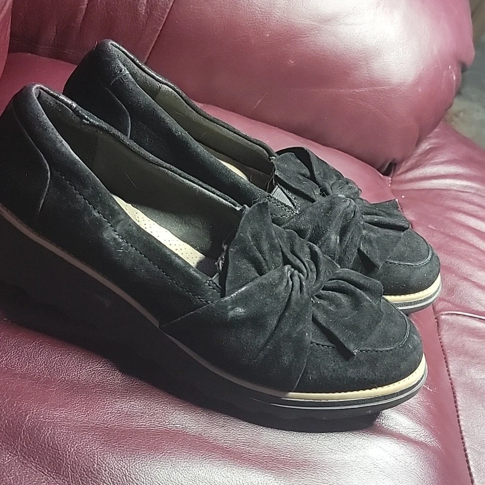 Cushion collection BY CLARKS. BLACK VELVETY WEDGE TWIST BOW LOAFER SHOES. 9